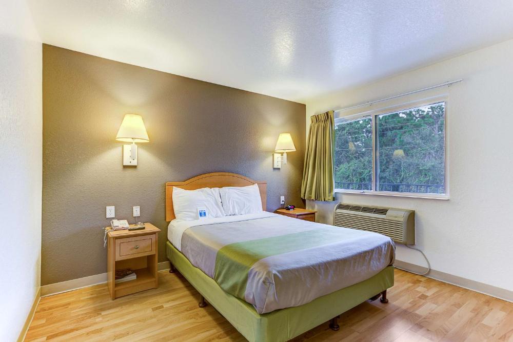 Queen Room - Non-Smoking interior